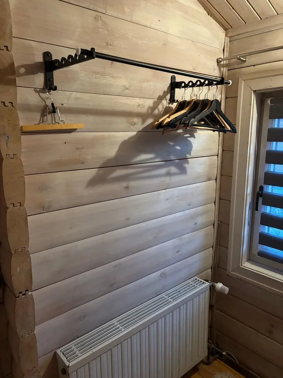 einfache Garderobe zum Aufhängen von Jacken und Mänteln